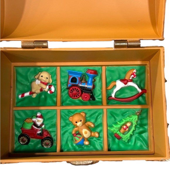 Hallmark Keepsake 50 Anniversary Member Exclusive Christmas Ornament Santa Treas - Picture 8 of 10